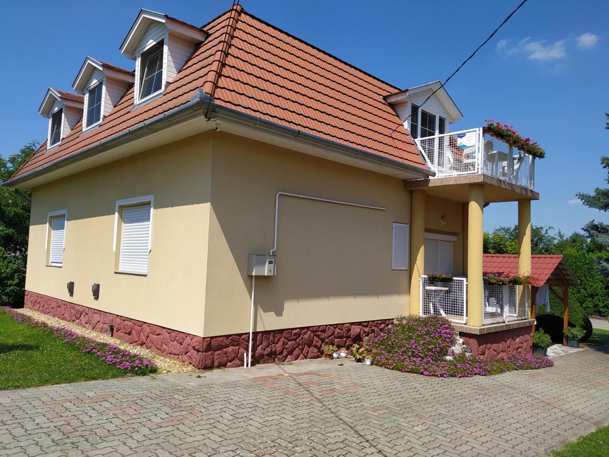Anikó Apartmanház Balatonföldvár Exterior foto